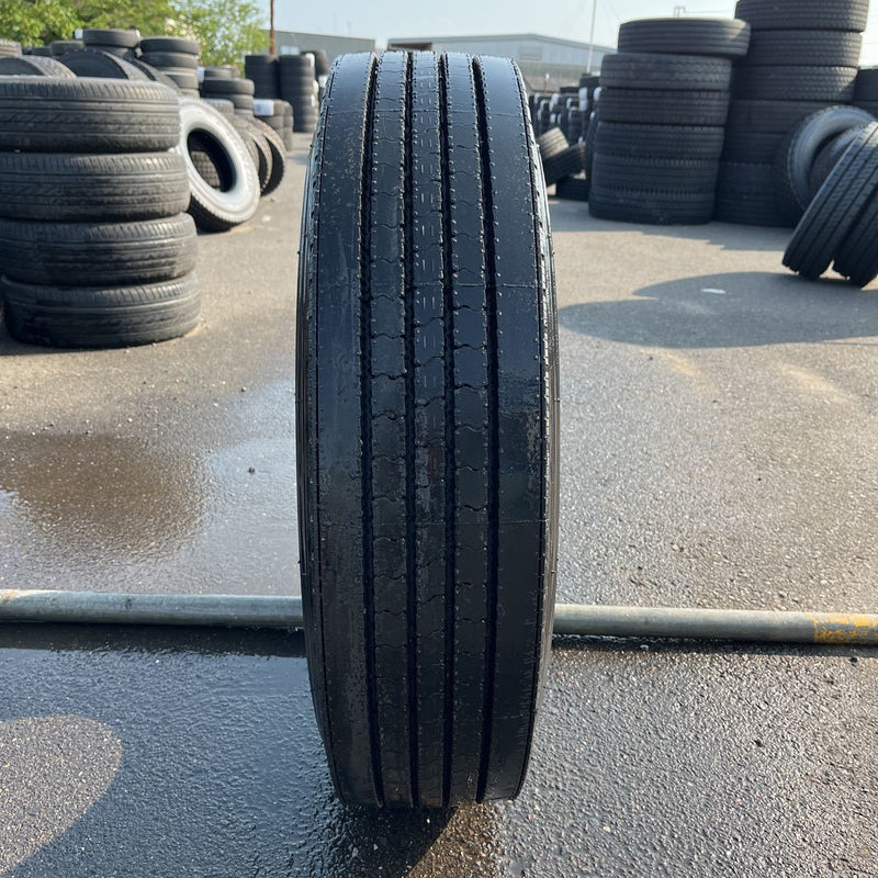 225/90R17.5 中古　再生　ほぼ新品　　激安美品　　　　　　1本セット：10000円