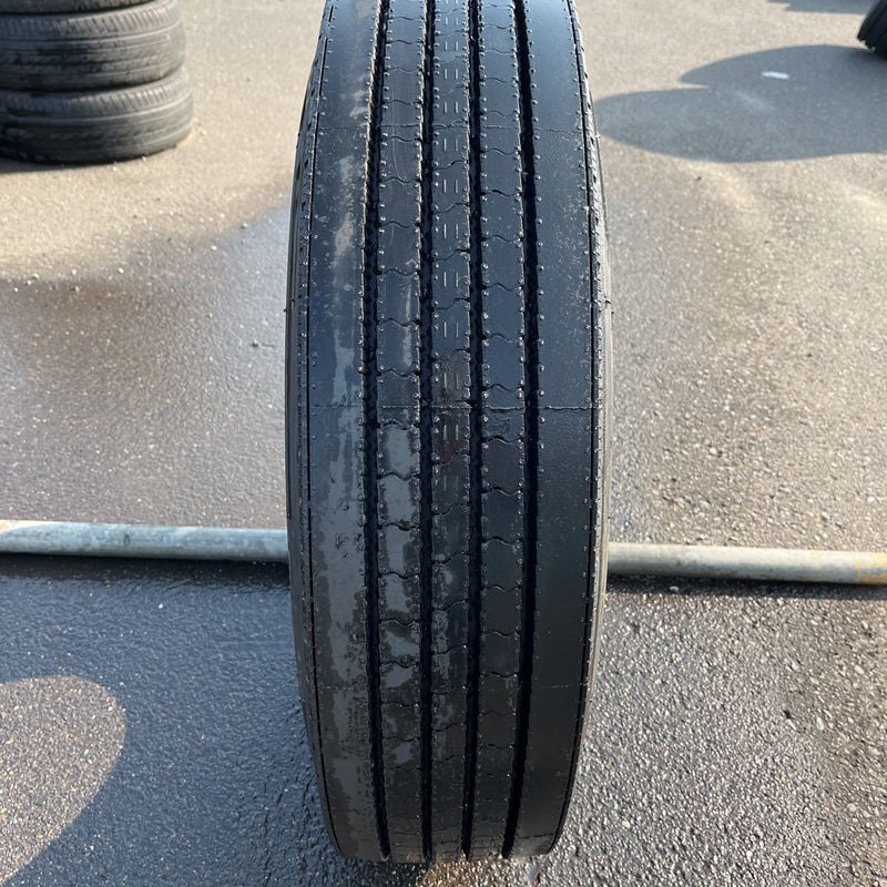 225/90R17.5 中古　再生　ほぼ新品　　激安美品　　　　　　1本セット：10000円