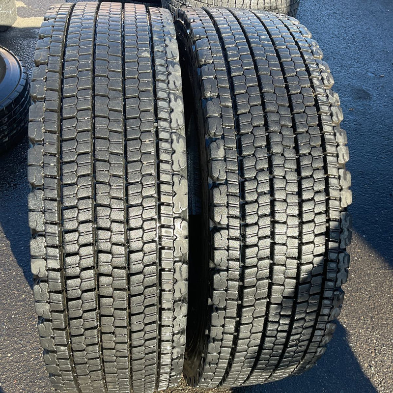 ブリヂストン 295/80R22.5 W900年式古め　2本セット:25000円