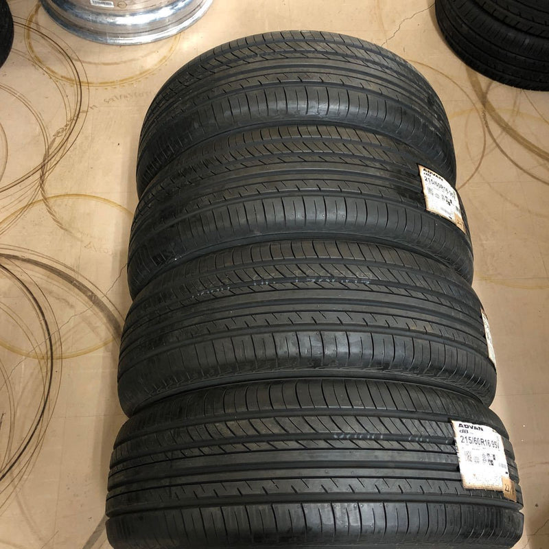 ヨコハマ 215/60R16 V552 年落ち未使用品 4本:28000円 未使用