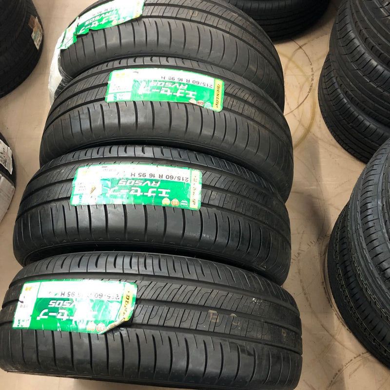 DUNLOP 215/60R16 RV505 、 未使用品　4本:31000円