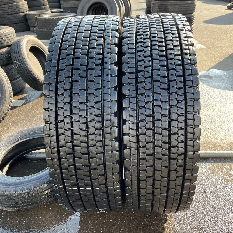 295/80R22.5 BRIDGESTONE, W900 中古　　激安美品　2本セット：37000円