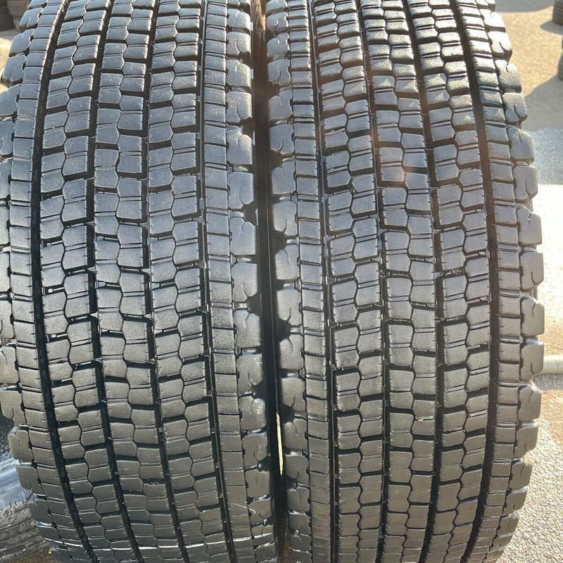 295/80R22.5 BRIDGESTONE, W900 中古　　激安美品　2本セット：37000円