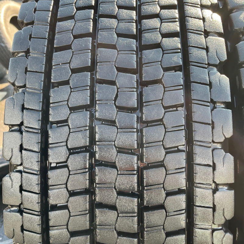 295/80R22.5 BRIDGESTONE, W900 中古　　激安美品　2本セット：37000円