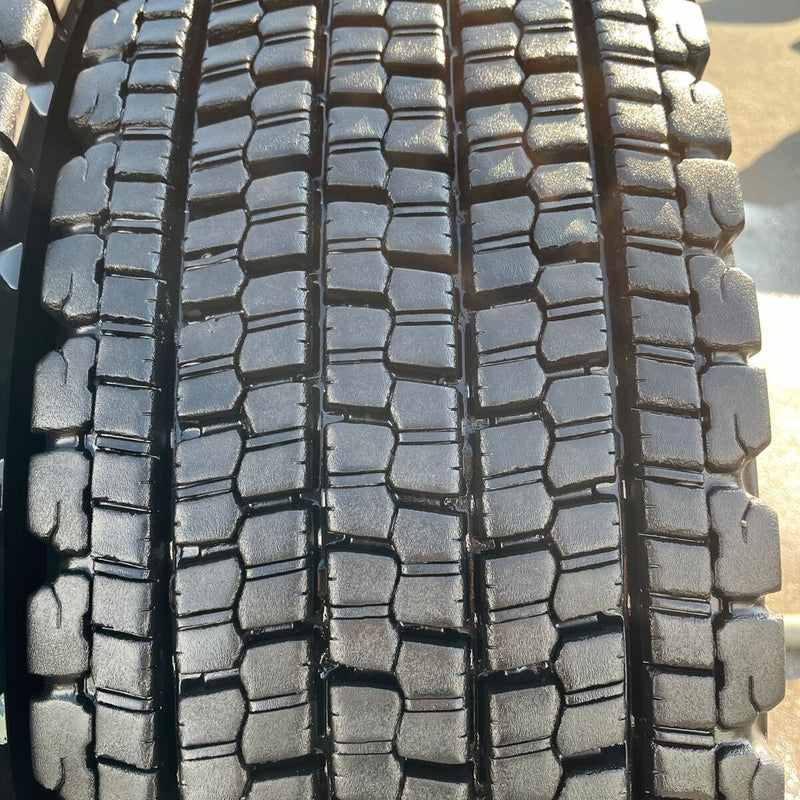 295/80R22.5 BRIDGESTONE, W900 中古　　激安美品　2本セット：37000円