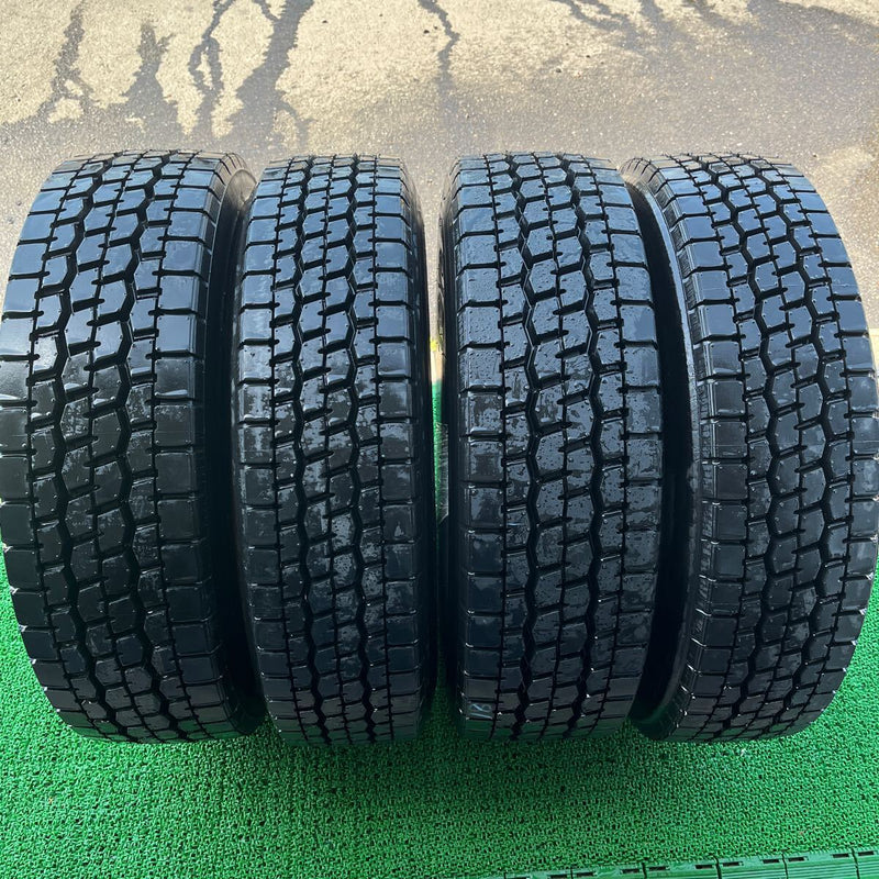 トレーラー用 235/70R17.5 再生タイヤ ほぼ新品 4本:32000円