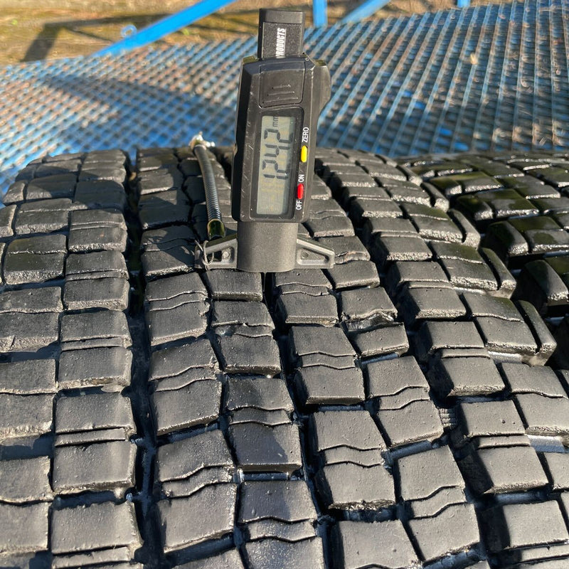 245/70R 19.5 中古地山　ダンロップ　スタッドレスタイヤ　激安美品　4本セット＋1本：35000円(船岡倉庫④)