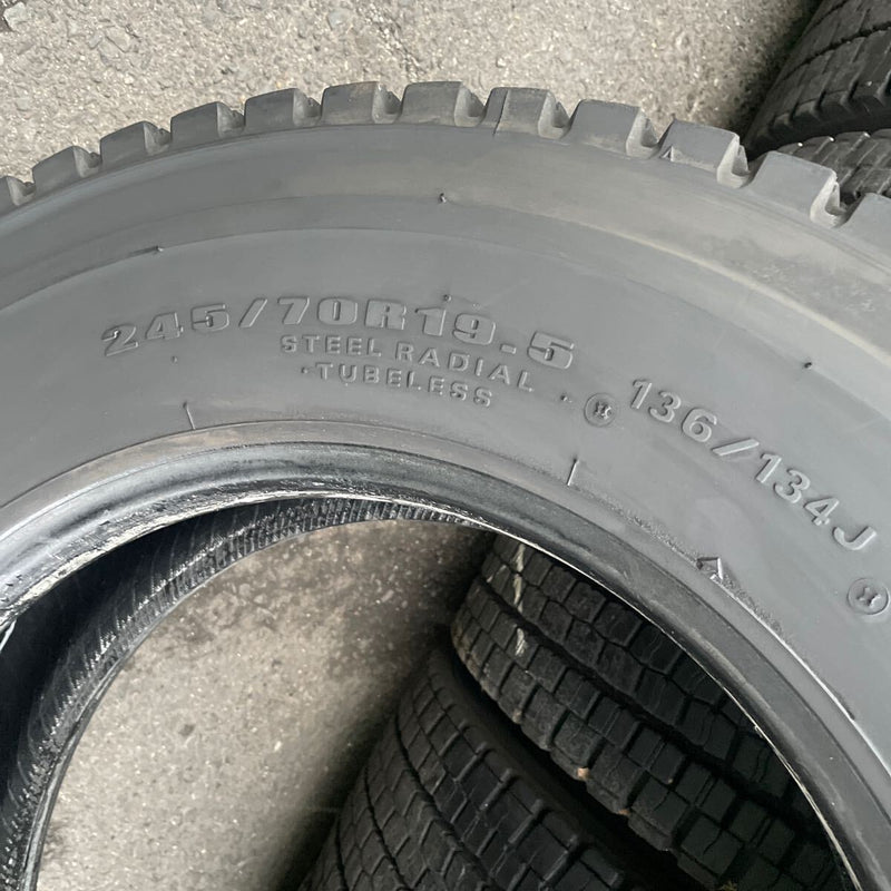 245/70R19.5 スタッドレスタイヤ　中古地山　ダンロップ　激安美品　8本セット：47000円(船岡倉庫(24))