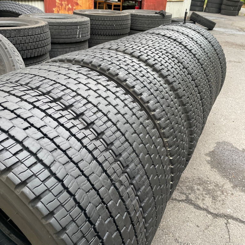 245/70R19.5 スタッドレスタイヤ　中古地山　ダンロップ　激安美品　8本セット：47000円(船岡倉庫(24))