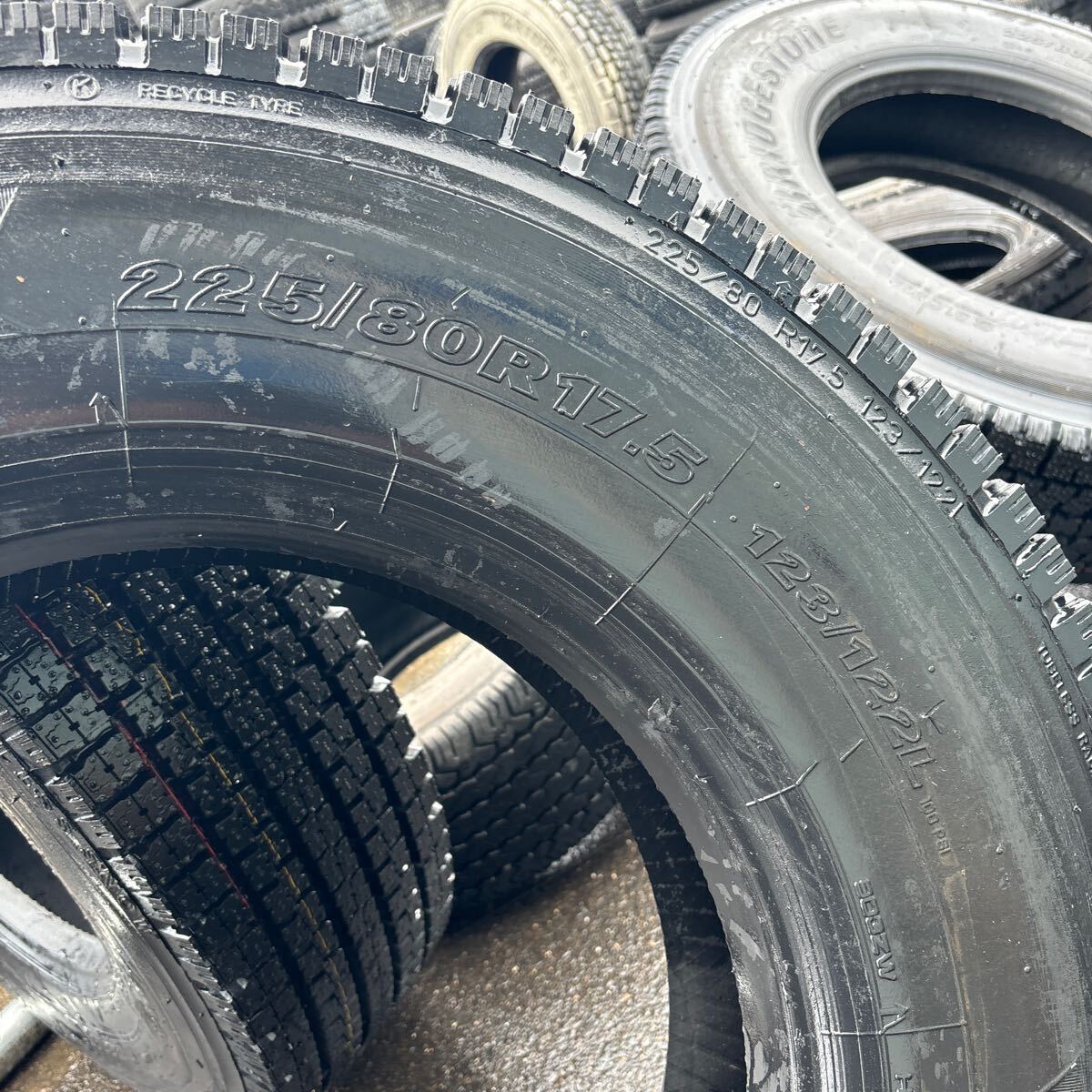 SALE！中古スタッドレスタイヤ６本セット 225/80R17.5 225/80R17.5 再生中古 スタッドレスタイヤ 激安美品 2本セット：20000