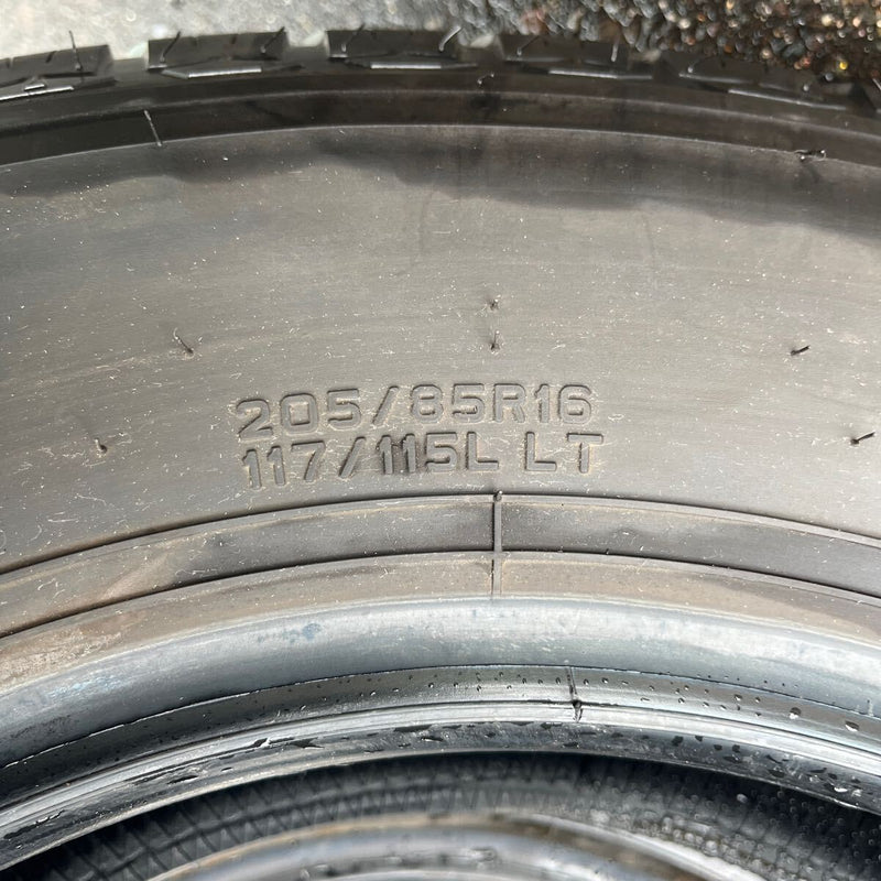 205/85R16 DUNLOP, LT5 中古タテ溝　激安美品　　6本セット：25500円