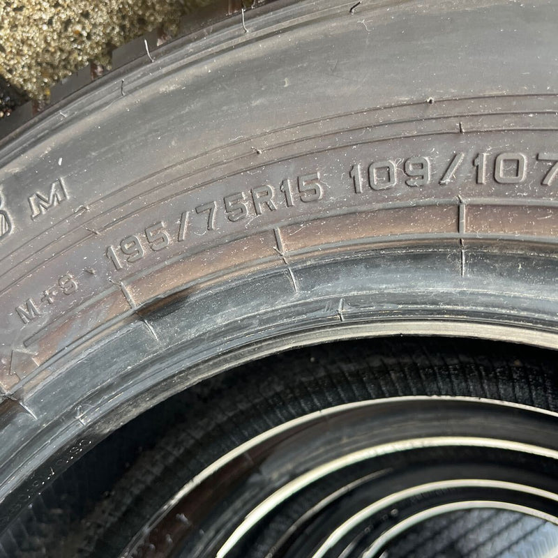 195/75R15 DUNLOP, LT03 中古スタッドレス　激安美品　　4本セット：17000円