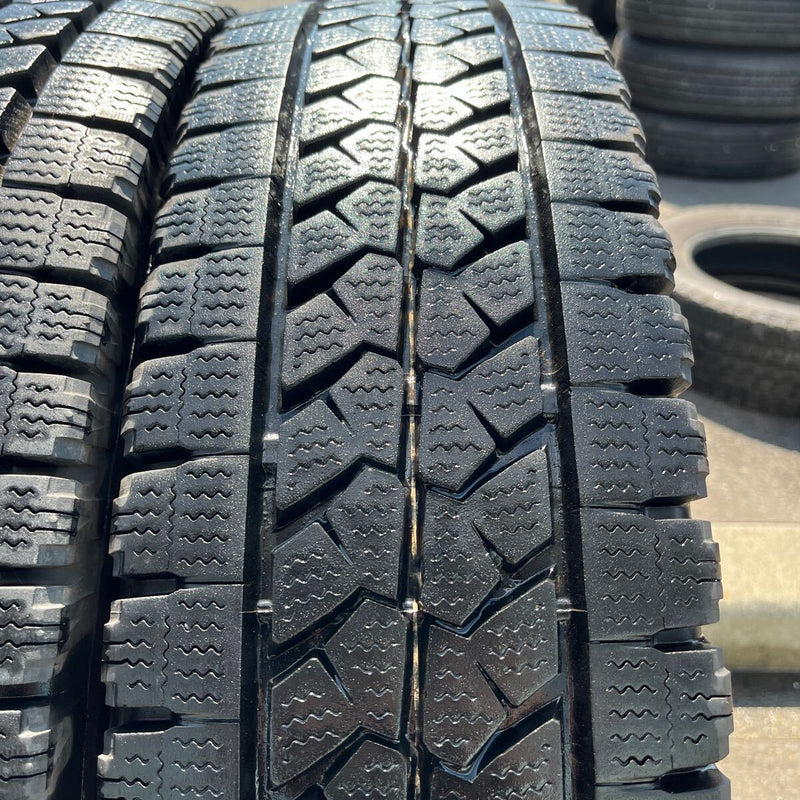 205/80R17.5 BRIDGESTONE, W979 中古スタッドレス　激安美品　　2本セット：8000円