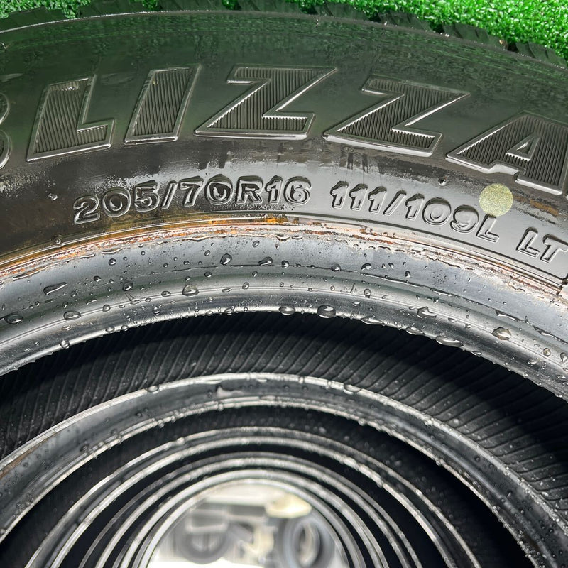 205/70R16 BRIDGESTONE, W979 中古スタッドレス　激安美品　　6本セット：24000円