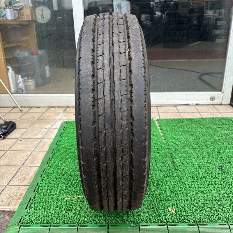 195/70R16 YOKOHAMA 109/107L, LT151R, 2016年　バリ溝　イボ付き　激安美品　　1本：6000円