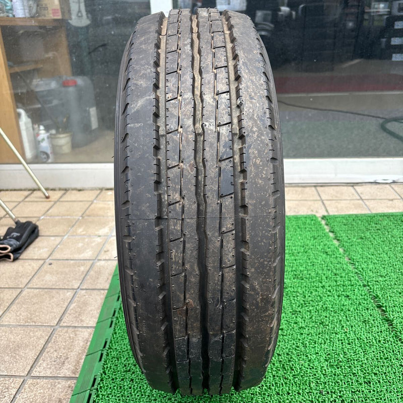 205/65R15 YOKOHAMA 107/105L, LY151R, 12PR, 2017年　バリ溝　イボ付き　　激安美品　　1本：6000円