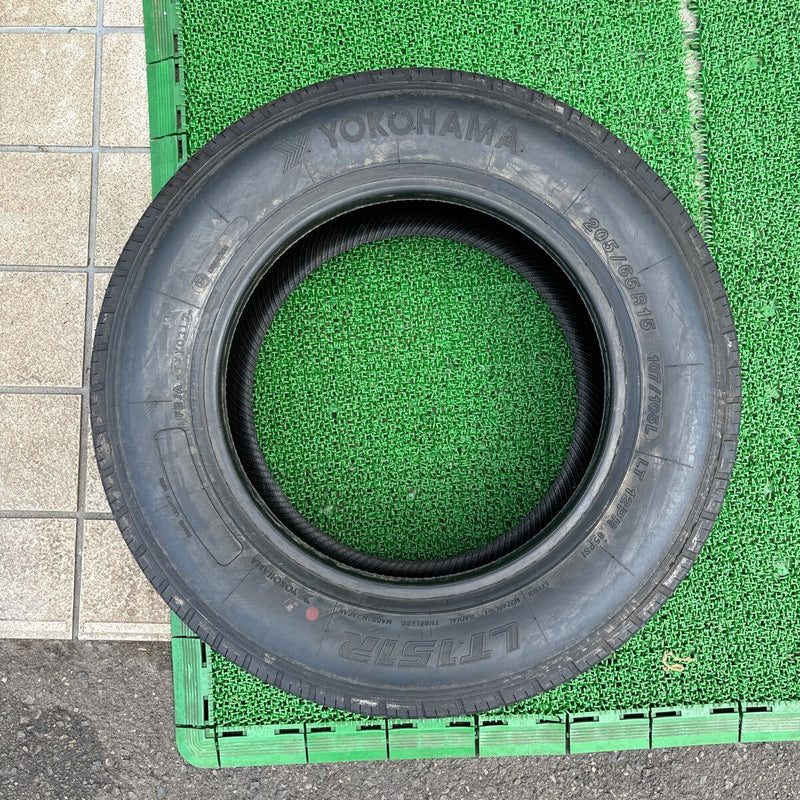 205/65R15 YOKOHAMA 107/105L, LY151R, 12PR, 2017年　バリ溝　イボ付き　　激安美品　　1本：6000円