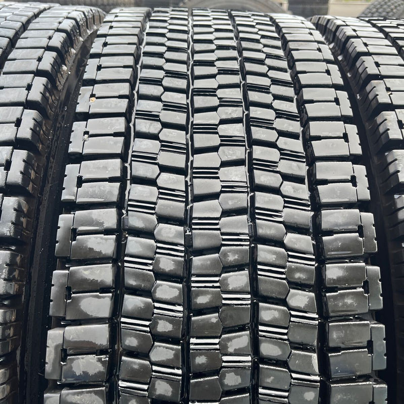 275/80R22.5 BRIDGESTONE, W999 中古スタッドレス　激安美品　　4本セット：57000円