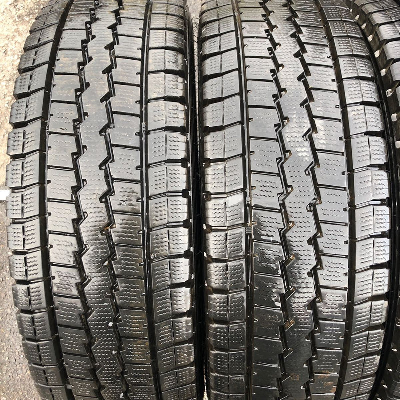 205/70R16 DUNLOP 111/109L, LT03, 中古　スタッドレス　激安美品　　4本＋1セット：20000円