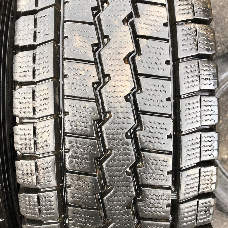 205/70R16 DUNLOP 111/109L, LT03, 中古　スタッドレス　激安美品　　4本＋1セット：20000円