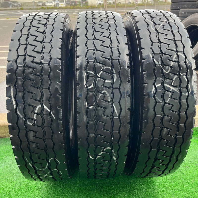 205/85R16 BRIDGESTONE, M812 中古ミックス　激安美品　　2本＋1本セット：13000円