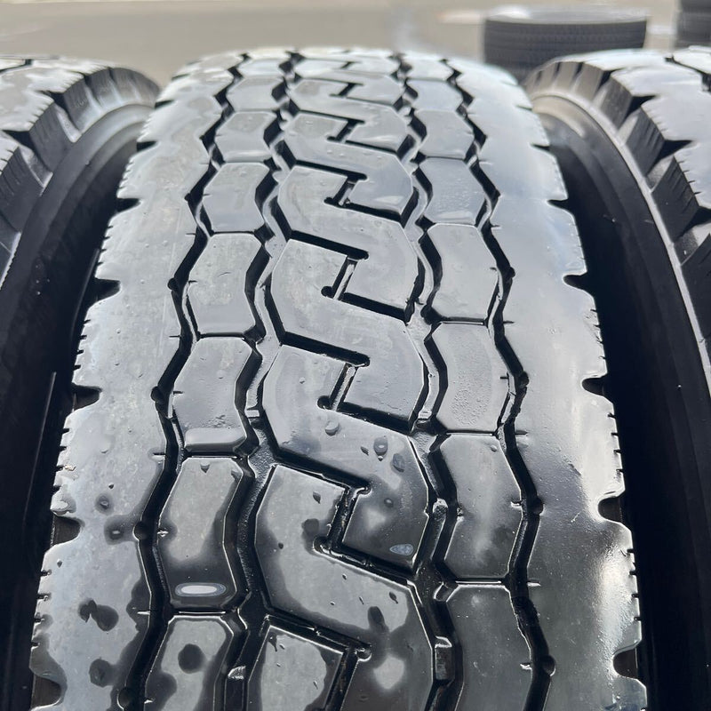 205/85R16 BRIDGESTONE, M812 中古ミックス　激安美品　　2本＋1本セット：13000円