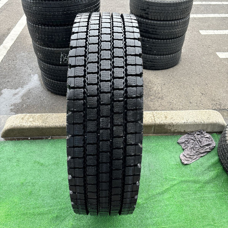 275/80R22.5 BRIDGESTONE W910 2015年製 中古スタッドレス　1本：19000円