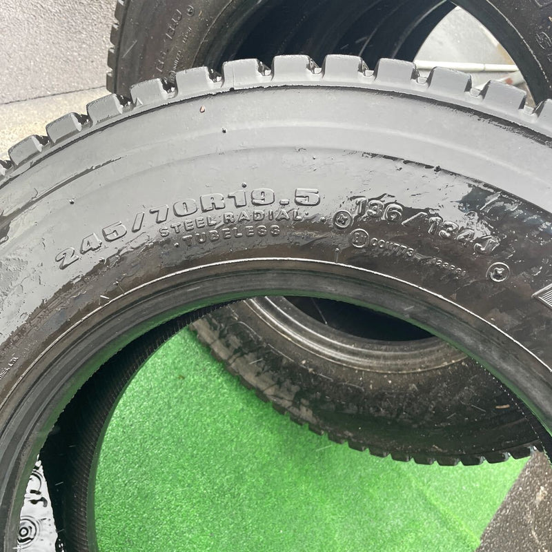 245/70R19.5 中古地山　ダンロップ　激安美品　4本セット：32000円