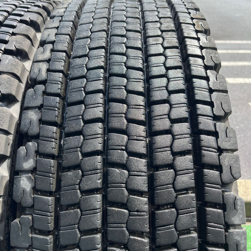 275/80R22.5 BRIDGESTONE, W900 中古スタッドレス　激安美品　　2本セット：32000円