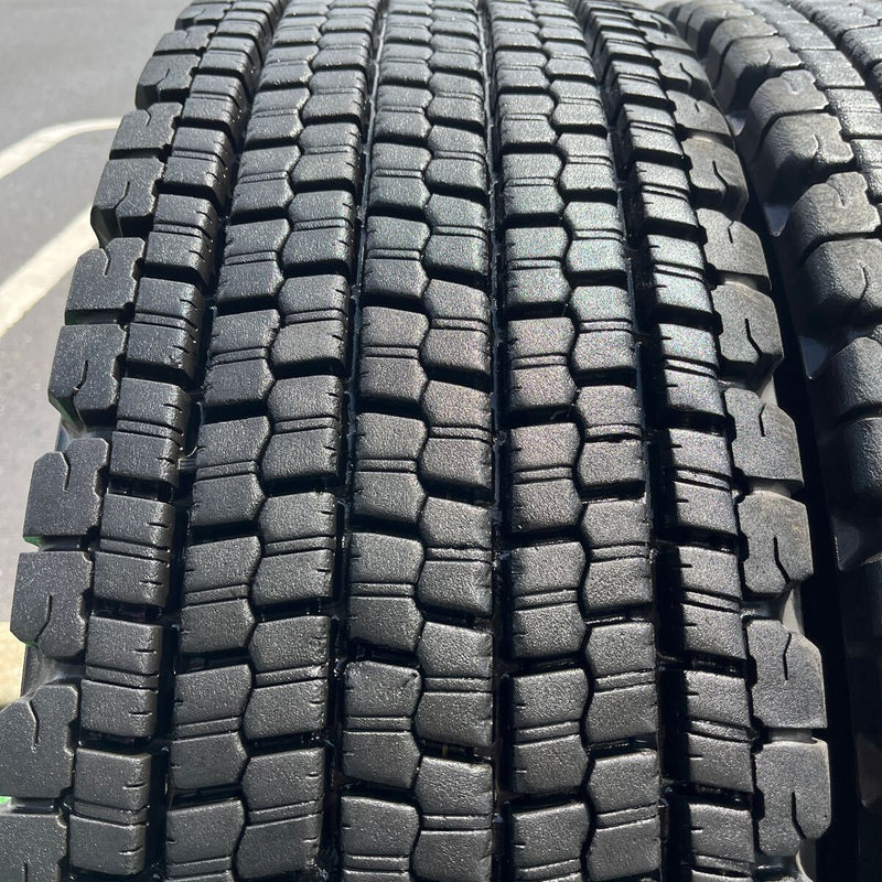 275/80R22.5 BRIDGESTONE, W900 中古スタッドレス　激安美品　　2本セット：32000円