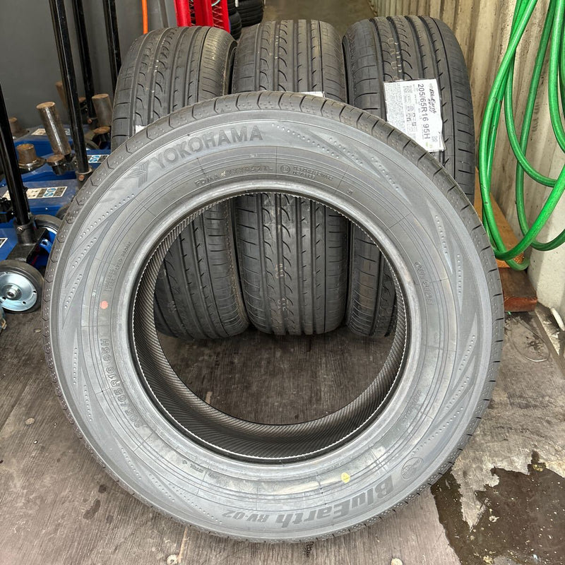 205/65R16 YOKOHAMA RV-02 2021年製　未使用品　夏タイヤ　4本セット：28000円