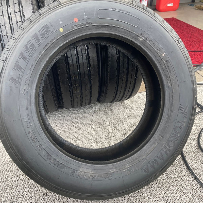 225/60R17.5 ほぼ新品　地山　ヨコハマ　激安美品　　4本セット：28000円