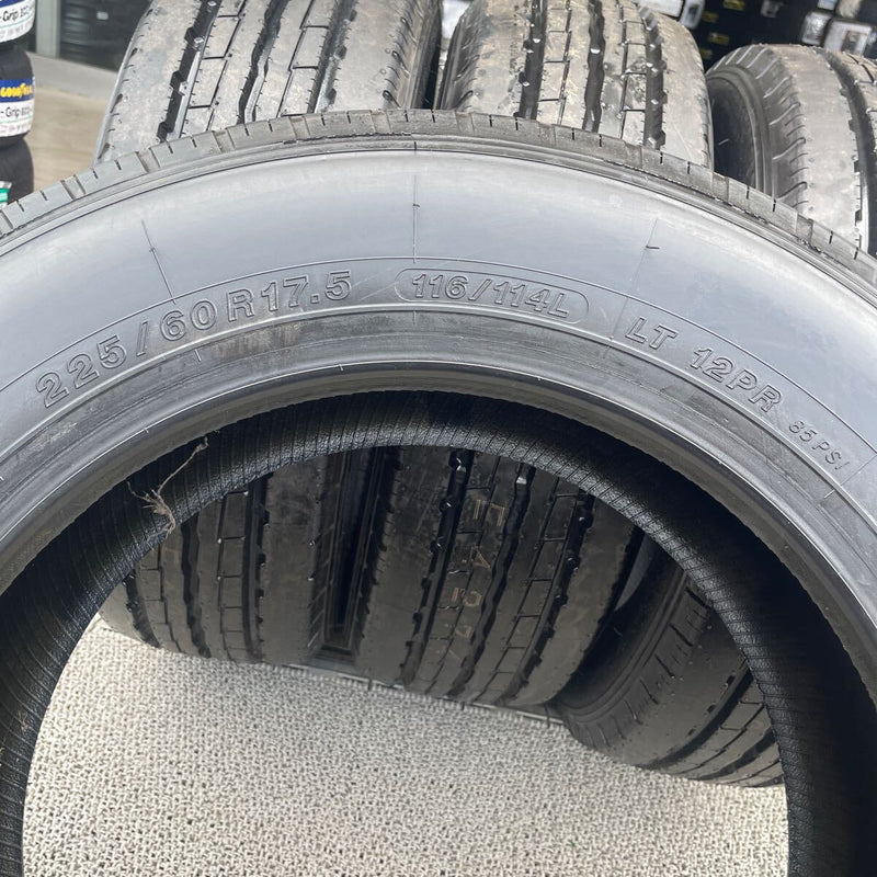 225/60R17.5 ほぼ新品　地山　ヨコハマ　激安美品　　4本セット：28000円