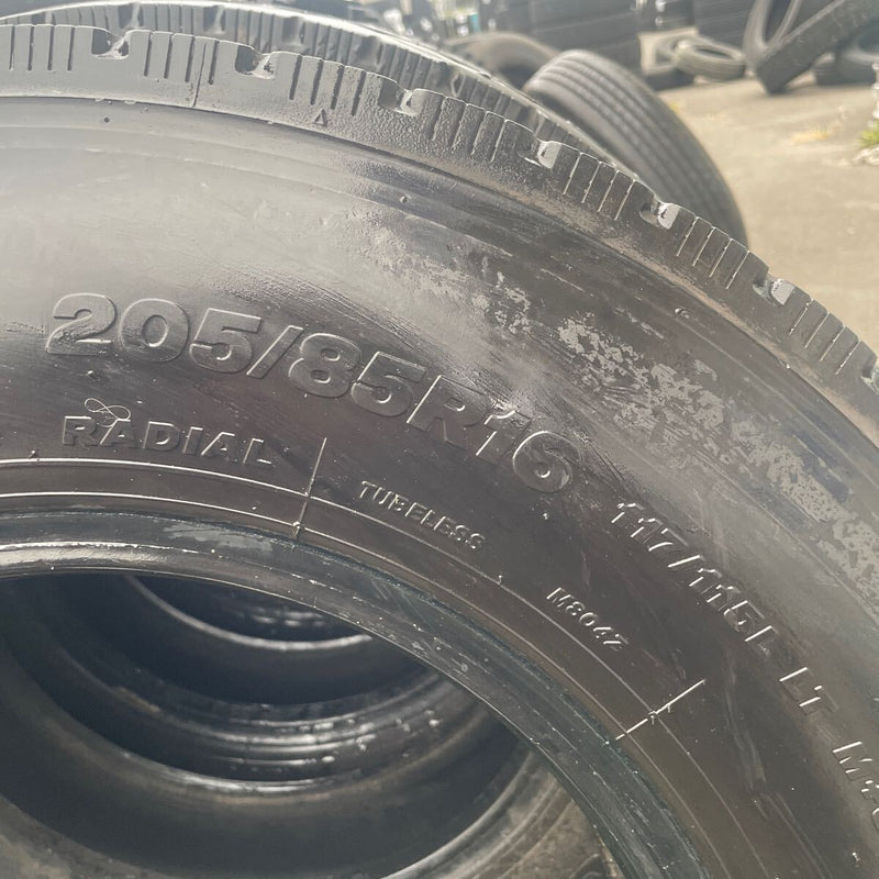 205/85R16 中古地山　ブリヂストン　激安美品　　6本セット：28000円