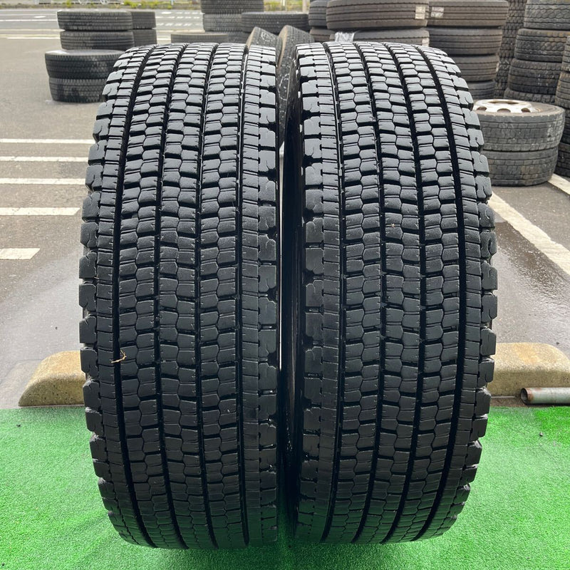 295/80R22.5 BRIDGESTONE, W900 中古スタッドレス　激安美品　　2本セット：40000円