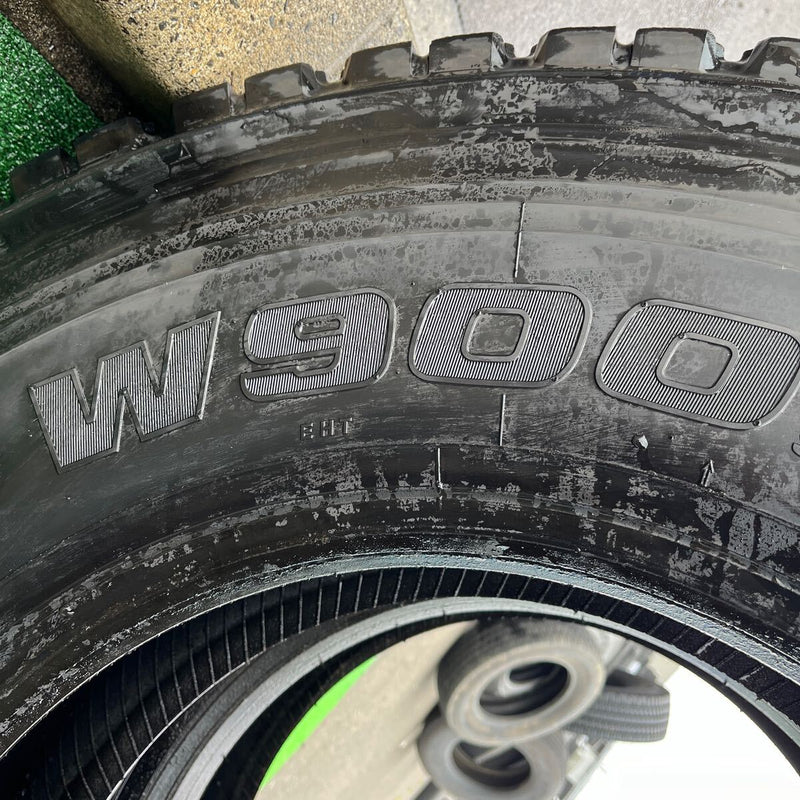 295/80R22.5 BRIDGESTONE, W900 中古スタッドレス　激安美品　　2本セット：40000円