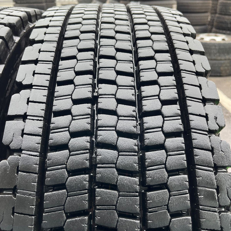 295/80R22.5 BRIDGESTONE, W900 中古スタッドレス　激安美品　　2本セット：40000円