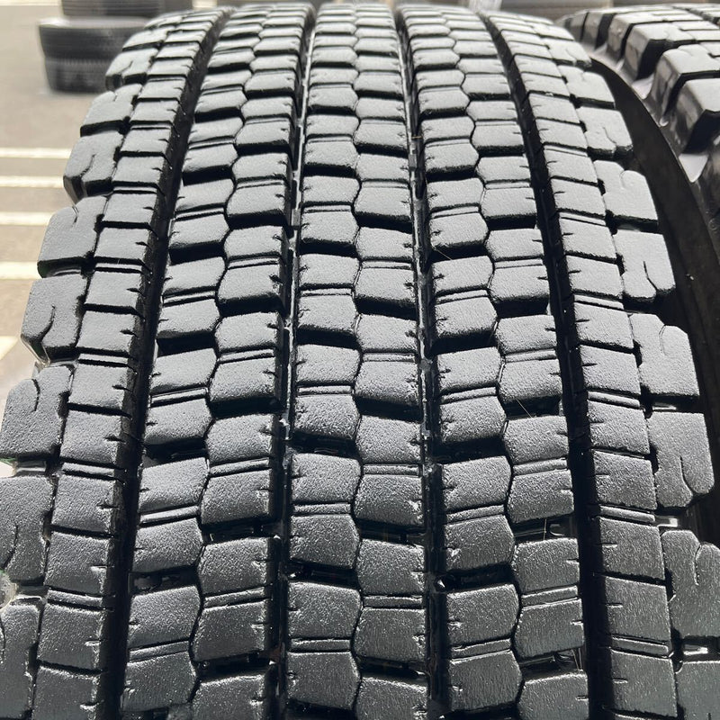 295/80R22.5 BRIDGESTONE, W900 中古スタッドレス　激安美品　　2本セット：40000円