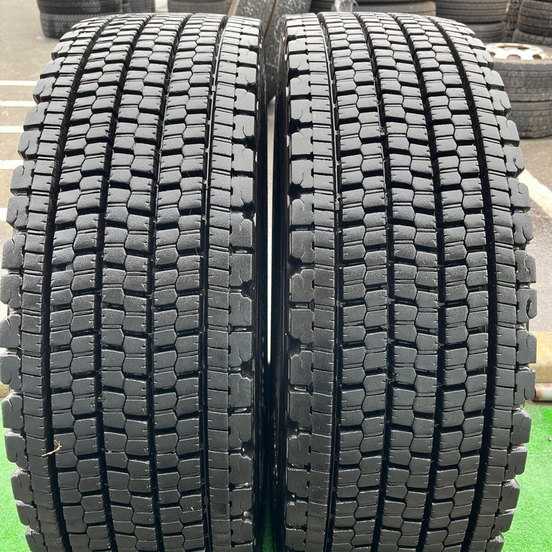 295/80R22.5 BRIDGESTONE, W900 中古スタッドレス　激安美品　　2本セット：40000円