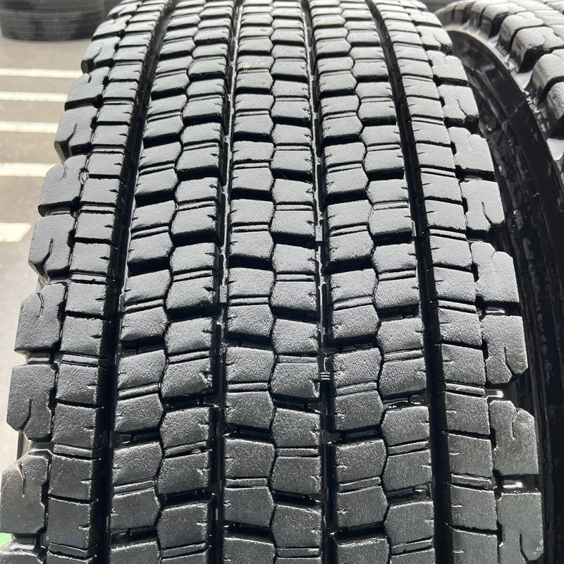 295/80R22.5 BRIDGESTONE, 中古スタッドレス　W900, 9分山　激安美品　　2本セット：39500円