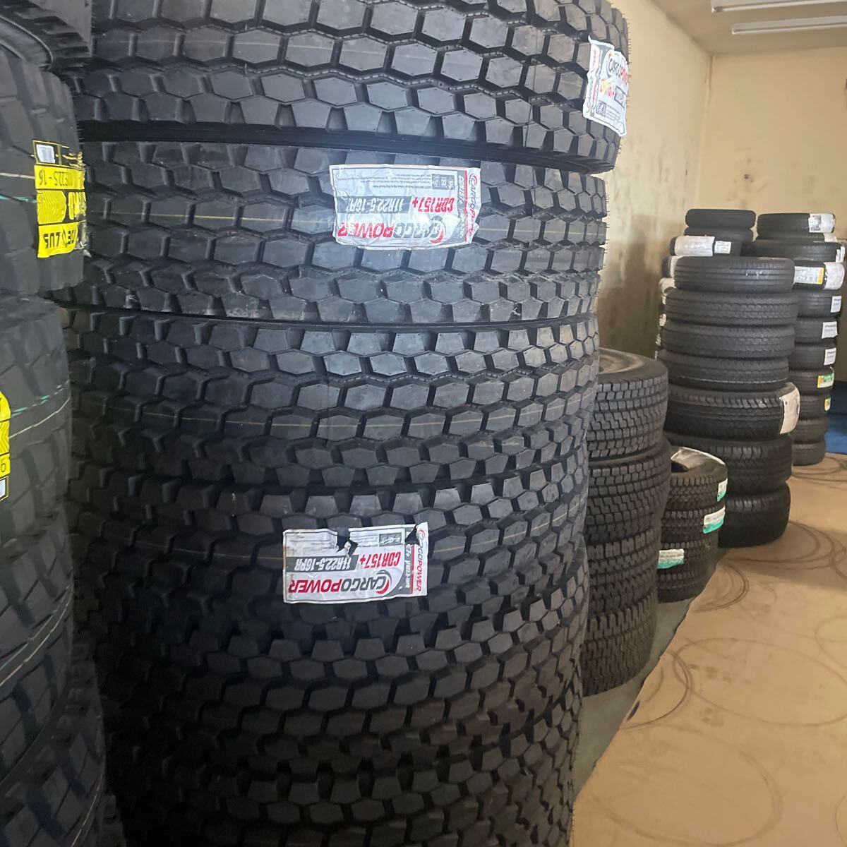 11R22.5 新品地山 年式:2023年 激安美品 8本セット:215000円 11R22.5 新品地山 年式:2023年 激安美品 8本セット:215000円