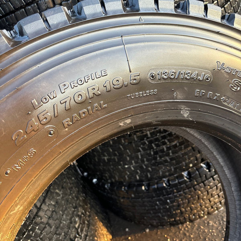 ブリヂストン 245/70R19.5 W900 深溝 中古冬タイヤ 12本セット:145000円