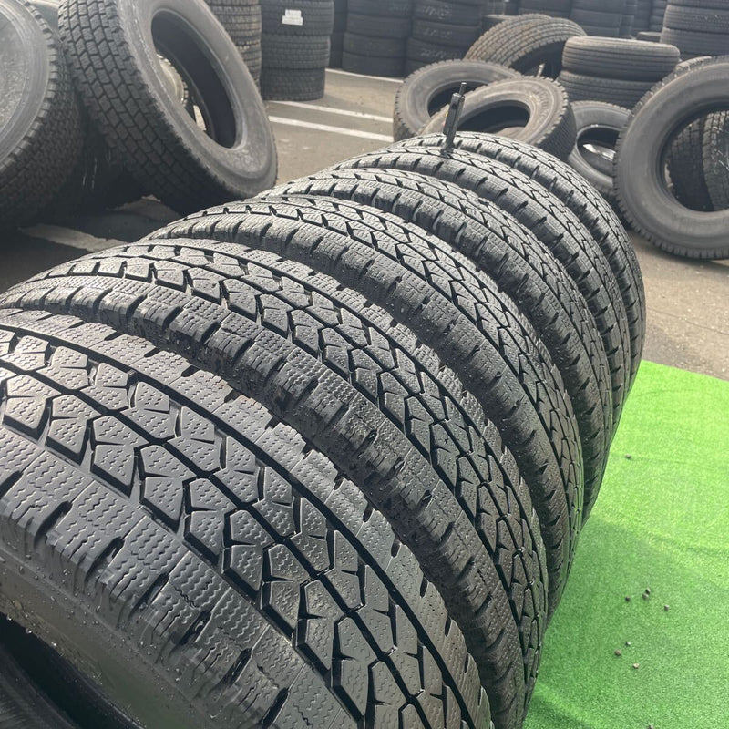 205/70R17.5 BRIDGESTONE, スタッドレス 中古　　地山　2022年〜2023年製　激安美品　　6本セット：40000円