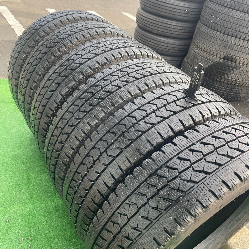 205/70R17.5 BRIDGESTONE, スタッドレス 中古　　地山　2022年〜2023年製　激安美品　　6本セット：40000円