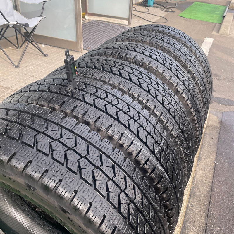 205/70R17.5 BRIDGESTONE, スタッドレス 中古　　地山　2022年〜2023年製　激安美品　　6本セット：40000円