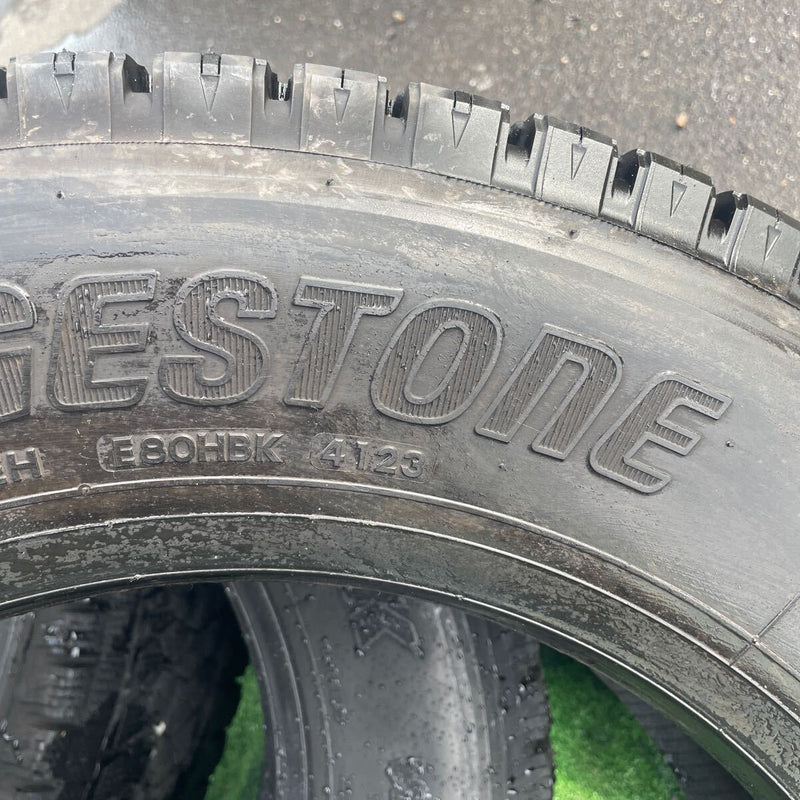 205/70R17.5 BRIDGESTONE, スタッドレス 中古　　地山　2022年〜2023年製　激安美品　　6本セット：40000円