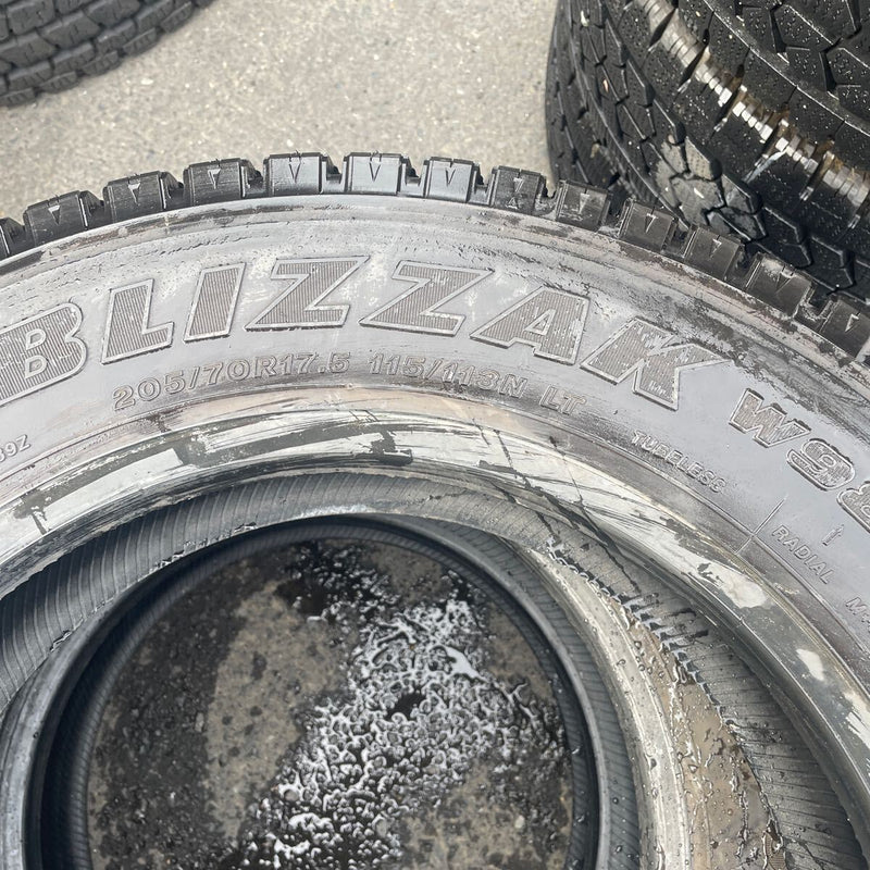 205/70R17.5 BRIDGESTONE, スタッドレス 中古　　地山　2022年〜2023年製　激安美品　　6本セット：40000円