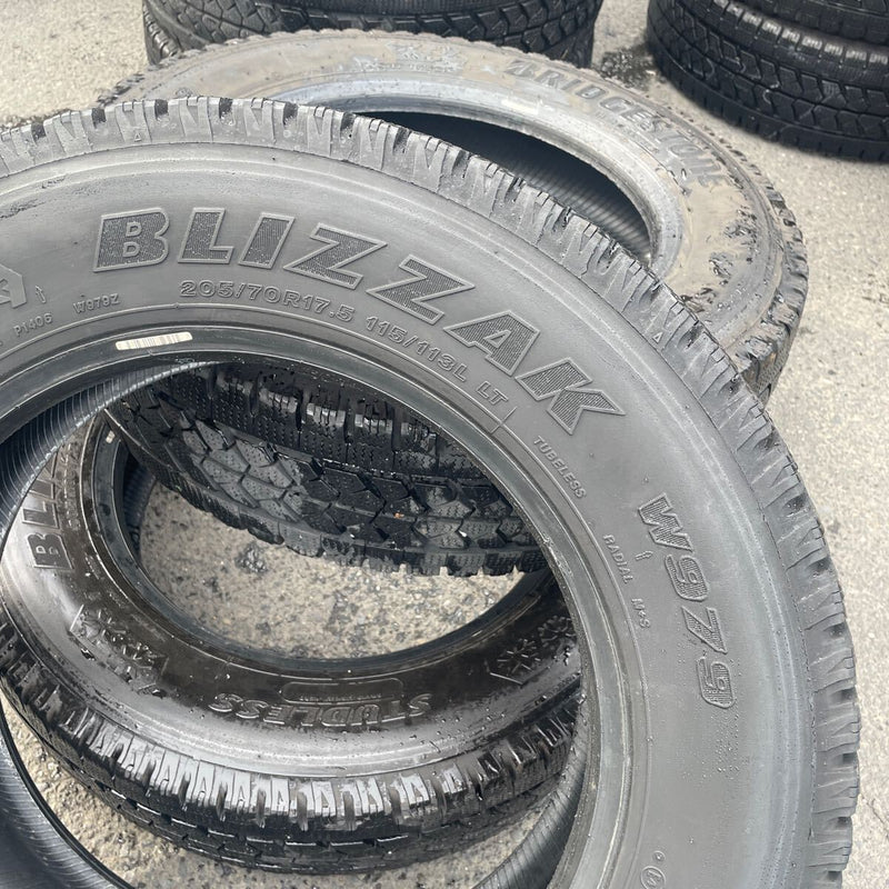 205/70R17.5 BRIDGESTONE, スタッドレス 中古　　地山　2022年〜2023年製　激安美品　　6本セット：40000円