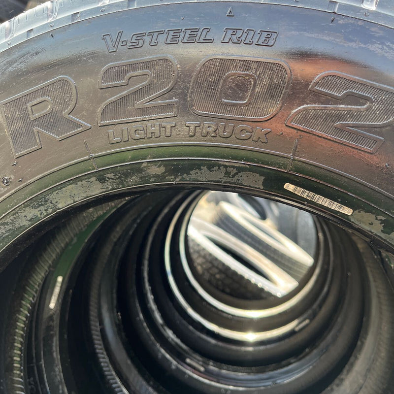 205/70R17.5 BRIDGESTONE, R202 中古タテ溝　激安美品　　6本セット：38000円