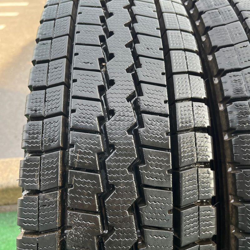 205/80R17.5 120/118 DUNLOP, LT03 中古　　　スタッドレス　激安美品　　4本セット：20000円